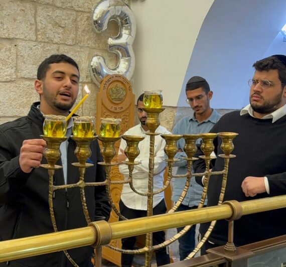 הדלקת נר שלישי בקבר שמואל