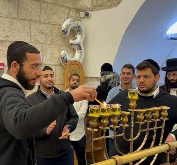 הדלקת נר שלישי בקבר שמואל