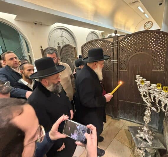 הדיין הרב חיים יהודה רבינוביץ לצד בנו רב הכותל והמקומות הקדושים הרב שמואל רבינוביץ - מדליקים נר בקבר רחל אמנו