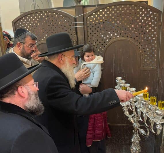 הדיין הרב חיים יהודה רבינוביץ לצד בנו רב הכותל והמקומות הקדושים הרב שמואל רבינוביץ - מדליקים נר בקבר רחל אמנו