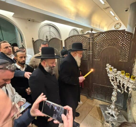 הדיין הרב חיים יהודה רבינוביץ לצד בנו רב הכותל והמקומות הקדושים הרב שמואל רבינוביץ - מדליקים נר בקבר רחל אמנו
