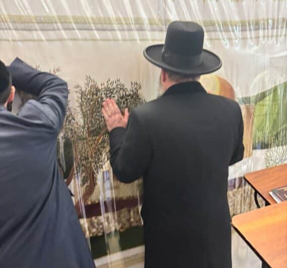 הדיין הרב חיים יהודה רבינוביץ לצד בנו רב הכותל והמקומות הקדושים הרב שמואל רבינוביץ - מדליקים נר בקבר רחל אמנו