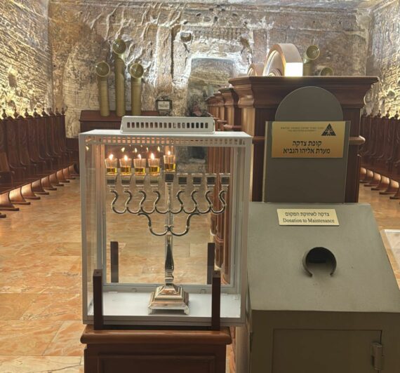 הדלקת נר רביעי במערת טיי