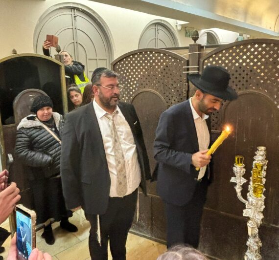 הרב מיכאל מלכיאלי שר הדתות לשעבר בהדלקת נר רביעי בקבר רחל