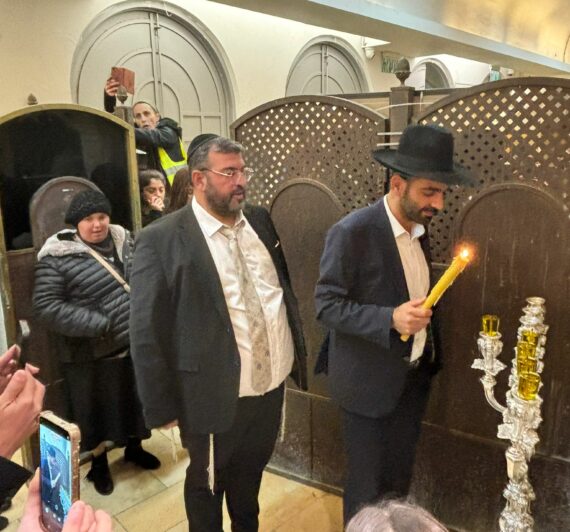 הרב מיכאל מלכיאלי שר הדתות לשעבר בהדלקת נר רביעי בקבר רחל