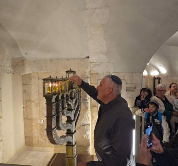 הדלקת נר שמיני בקבר דוד על ידי ליאור חזן פרויקטור המקומות הקדושים